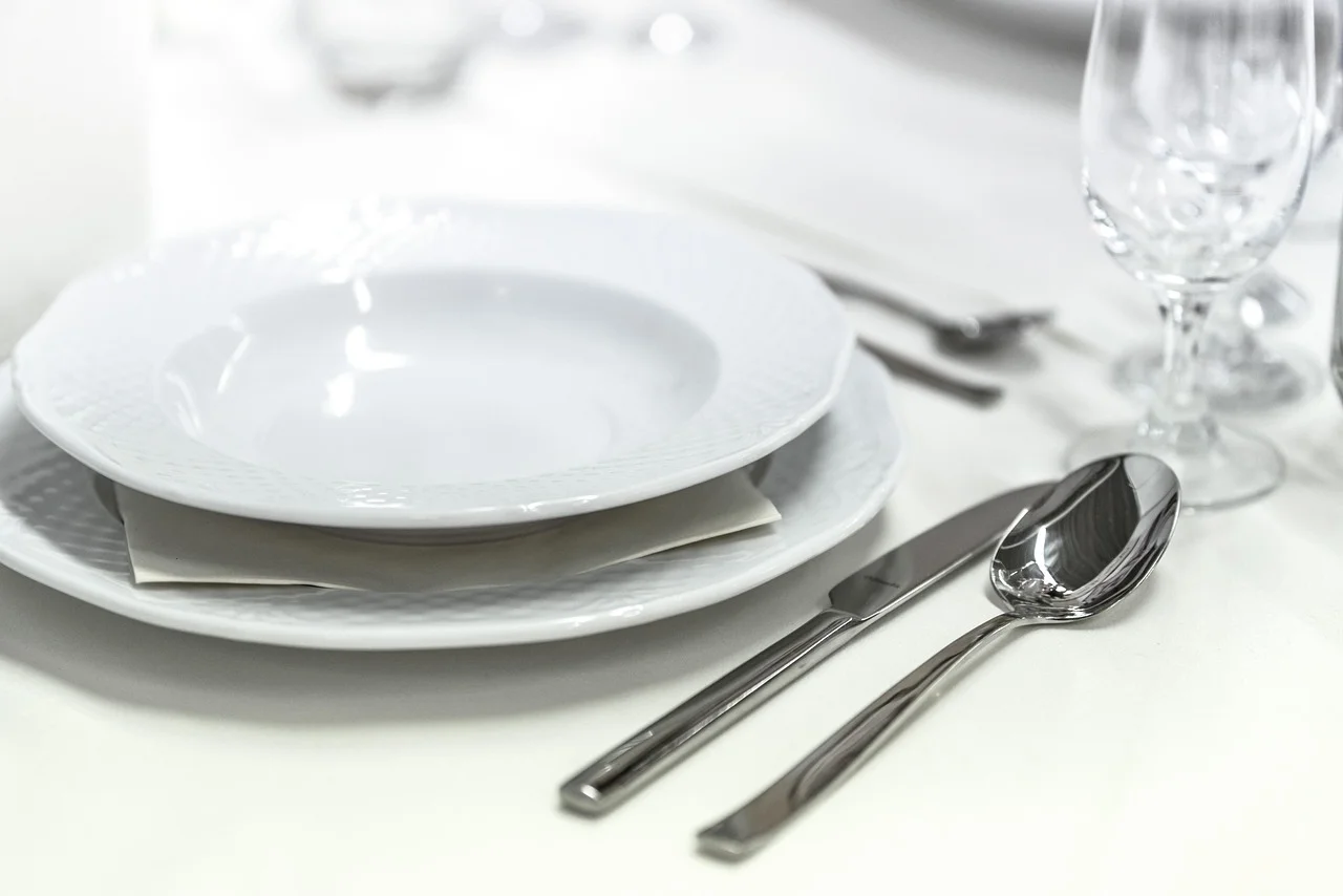 Het witte tafelkleed: etiquette en huisregels in de luxehoreca